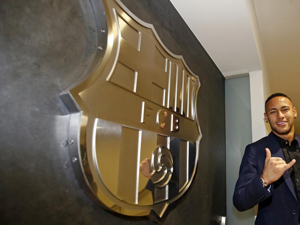 Neymar posa tras firmar su acuerdo de renovación con el Barcelona