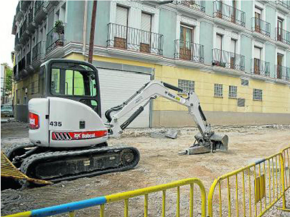 Trabajos para la sustitución de tuberías que se están llevando a cabo en la plaza de Santiago
