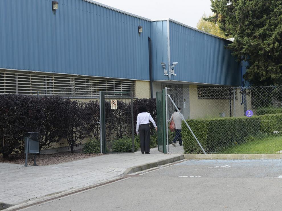 Personal de seguridad custodia la fábrica ya cerrada de Confecciones Teruel.