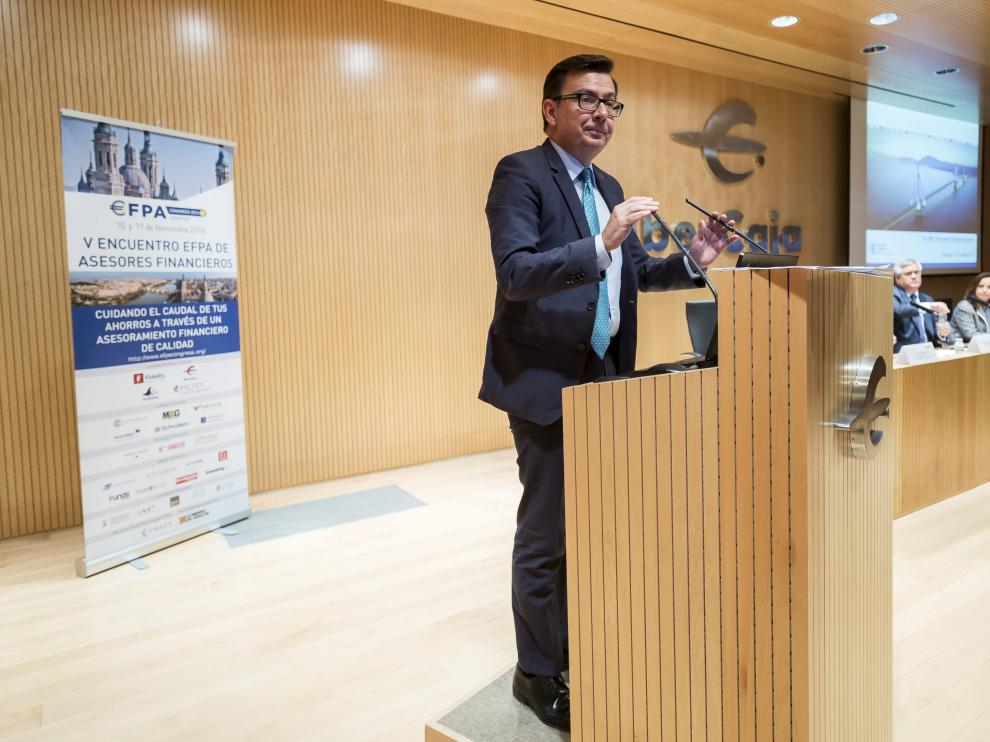 Román Escolano, vicepresidente del BEI, durante su intervención de ayer en el Patio de la Infanta de Zaragoza.