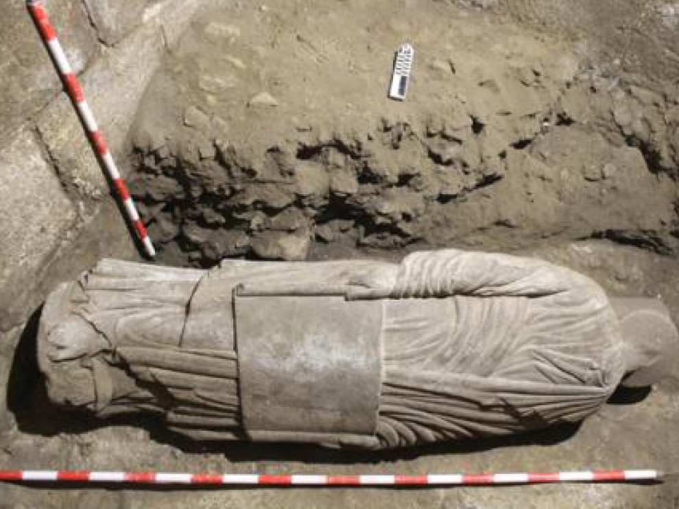 Imagen de la escultura hallada bajo el Pórtico de la Gloria