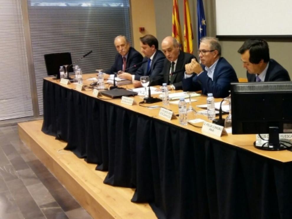 Fernando Gimeno se reúne con la cúpula empresarial de la Comunidad en la sede de la Confederación Española de Organizaciones Empresariales en Aragón.