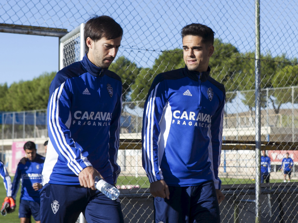 Manu Lanzarote, a la izquierda, serio, camina junto a Fran en el entrenamiento de este viernes en la Ciudad Deportiva.
