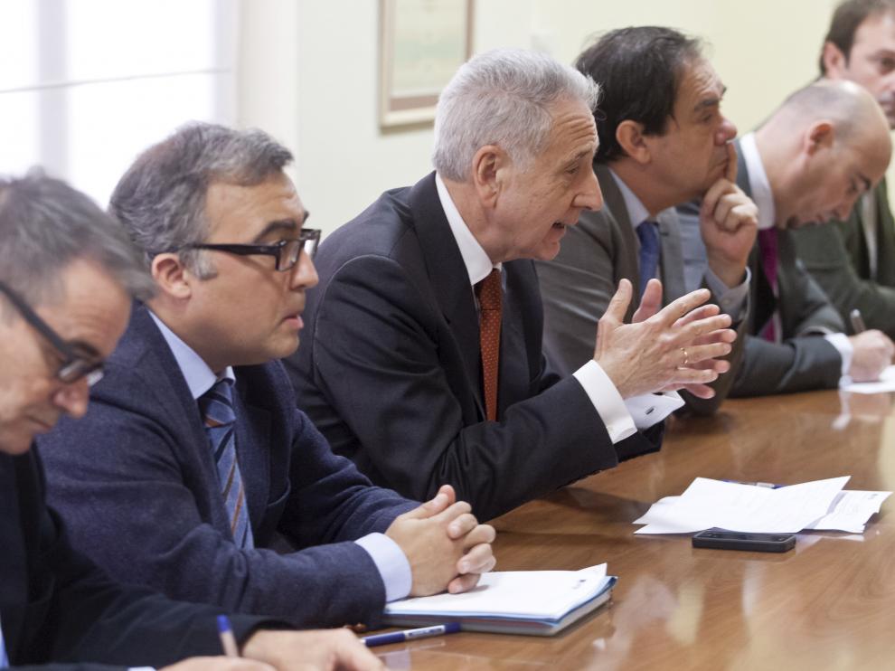 Enrique Martín (primero a la izda.) y Modesto Lobón (tercero) con parte de la anterior cúpula de Sarga