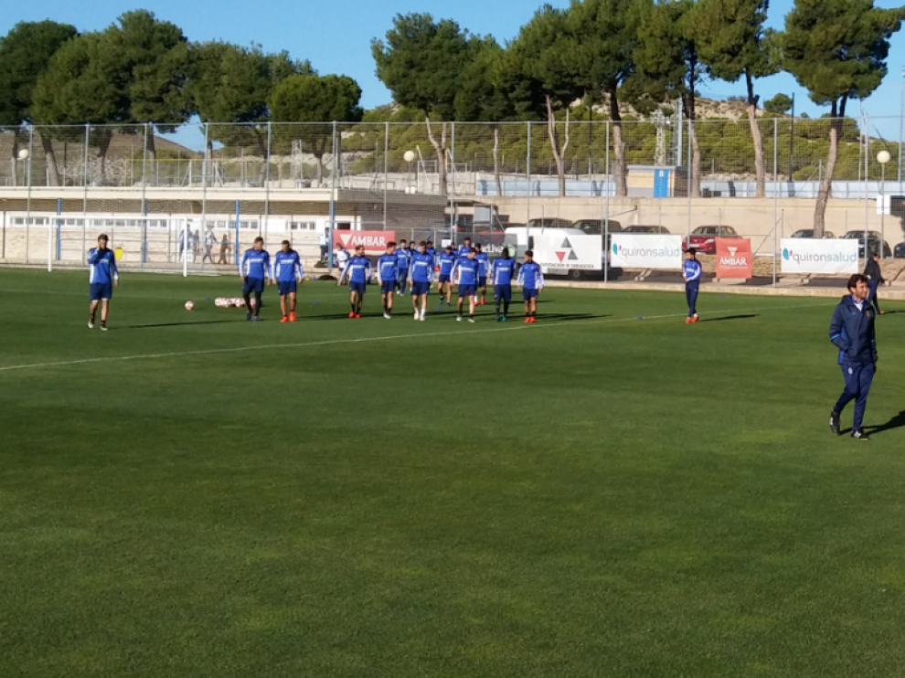 Luis Milla, en primer término, y los jugadores, en el entrenamiento de este viernes.