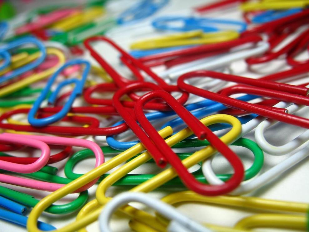 Clips de colores, perfectos para sujetar papeles sin dejar huella.