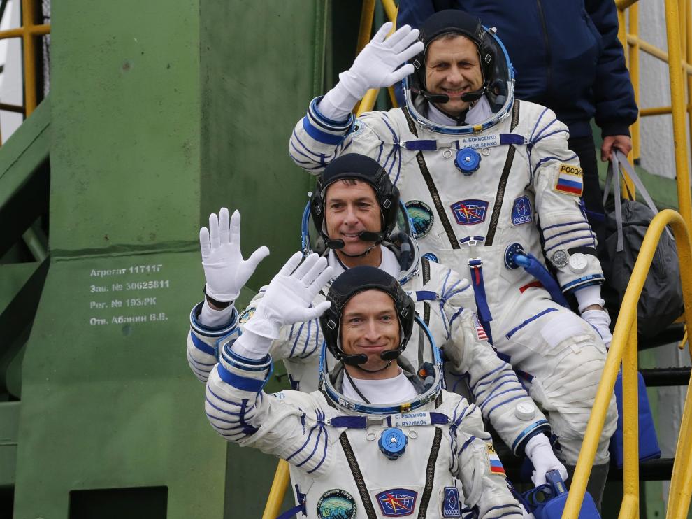 Los tres tripulantes de la Soyuz, al despedirse antes de partir con destino a la Estación Espacial Internacional.