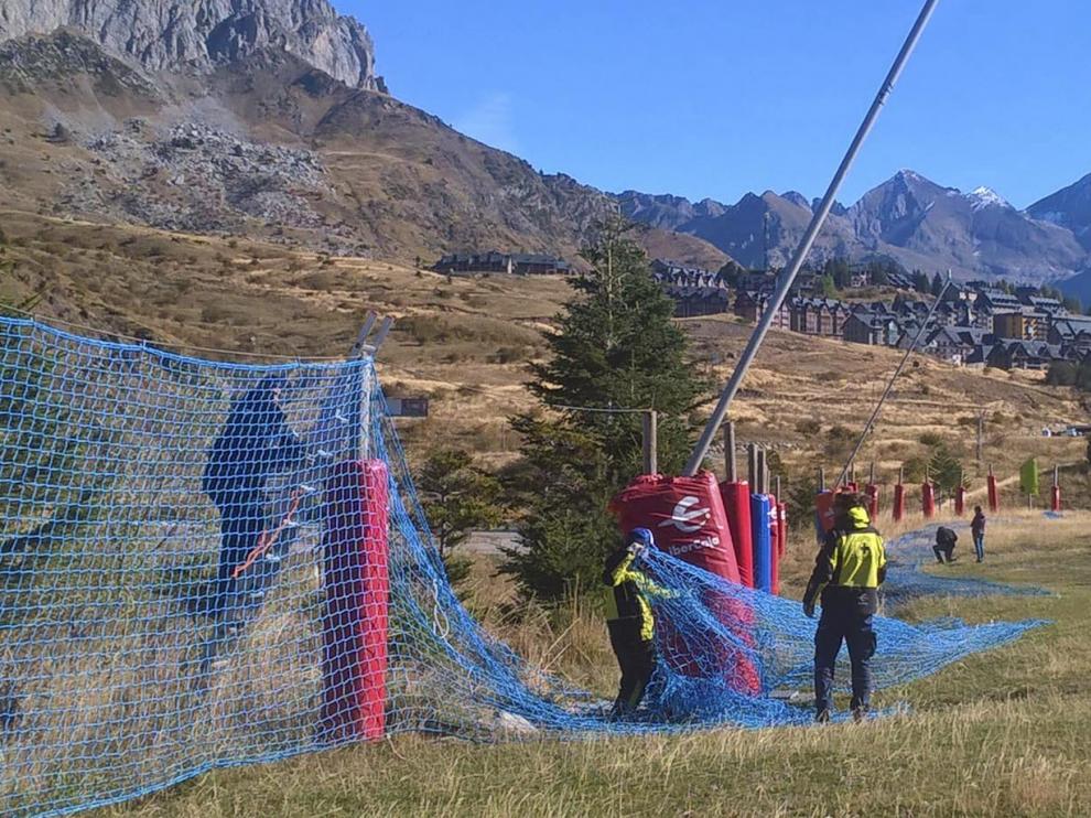 Estos días se realizan trabajos para la colocación de las protecciones en la estación de Formigal