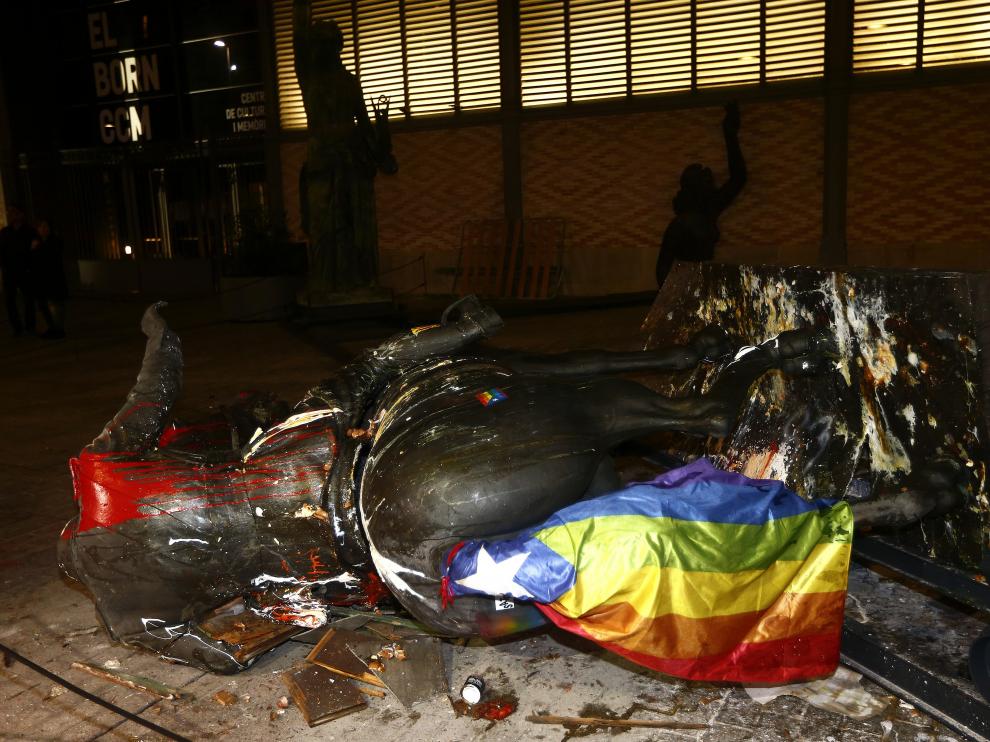 La polémica estatua ecuestre de Francisco Franco decapitado, que forma parte de la exposición '' Franco ,Victora,República. Impunidad y espacio urbano'' en Barcelona, recibió esta noche nuevos lanzamientos de pintura, le colocaron banderas y fue extraída