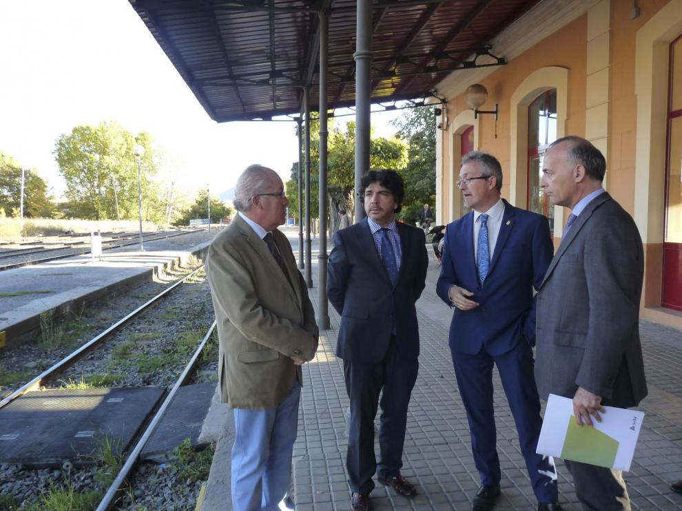Garcés segundo por la izquierda visitó ayer la estación de Jaca.