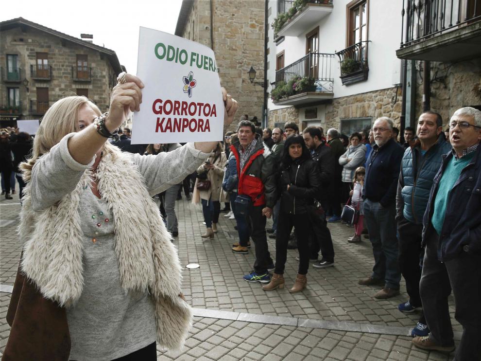 Miembros de Covite apoyan a los guardia civiles atacados en Alsasua, en una imagen de archivo