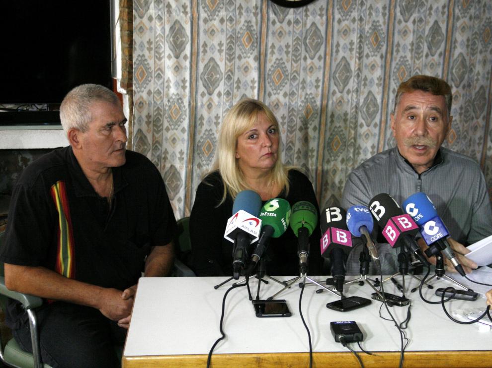 La familia de la niña agredida junto a su abogado