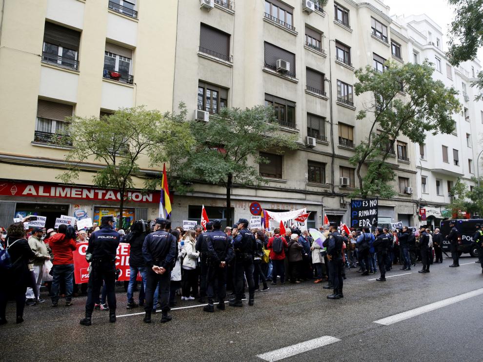 Centenares de personas piden el no a Rajoy frente a la sede del PSOE