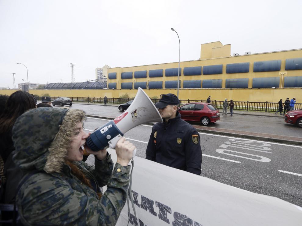 Concentración a las puertas del CIE de Aluche, en Madrid
