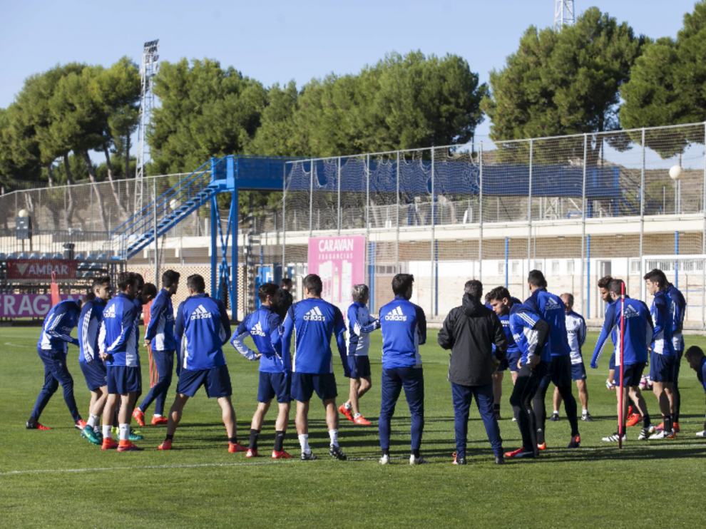 La plantilla y el cuerpo técnico del Real Zaragoza, en el entrenamiento del viernes.