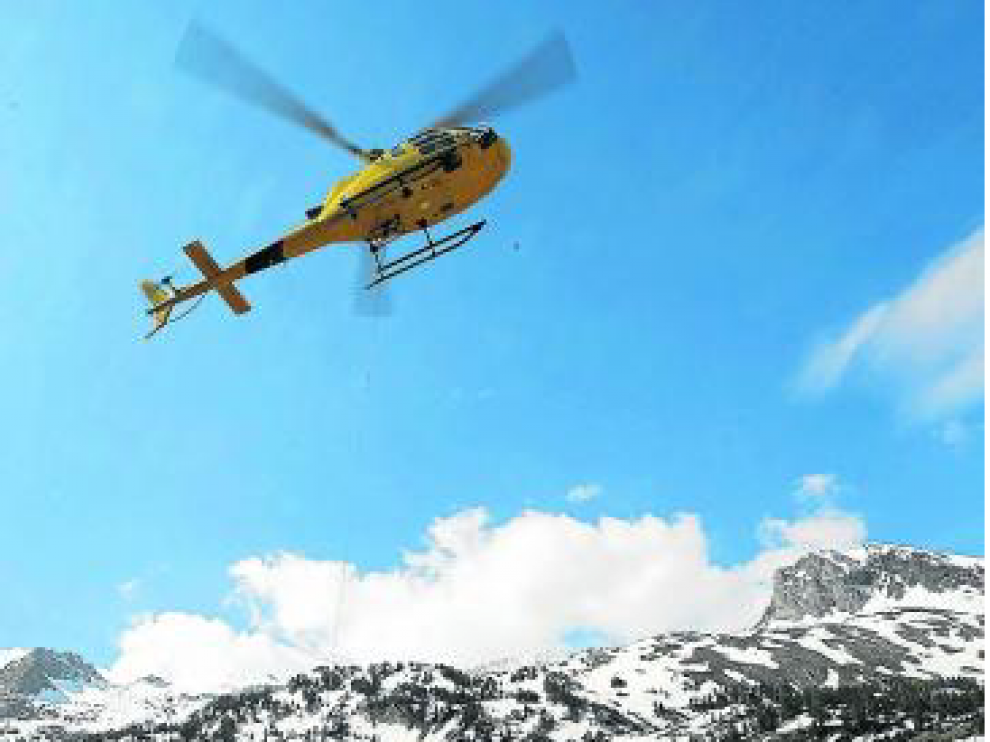Un helicóptero lleva suministros a La Renclusa