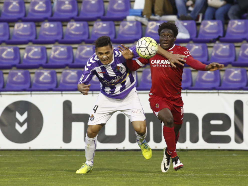 Marcelo Silva, con la camiseta del Valladolid el pasado mes de abril, hace falta a Dongou en una disputa del balón en el partido jugado en abril en Zorrilla. El Real Zaragoza ganó 1-2.