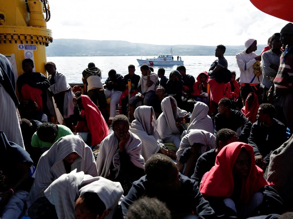 Un grupo de inmigrantes, en aguas del Mediterráneo
