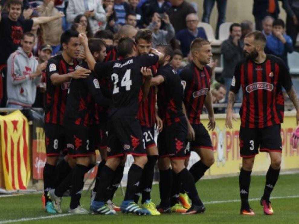 Los jugadores del Reus celebran uno de sus goles