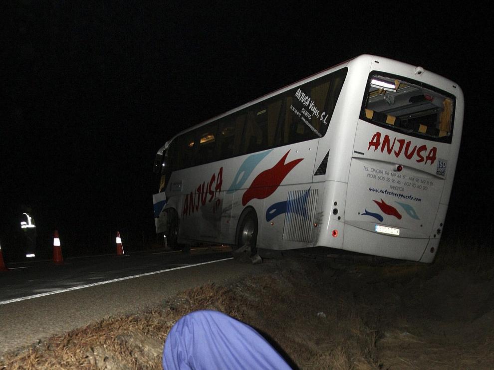 Un muerto y un herido tras chocar un turismo y un autobús en Soria