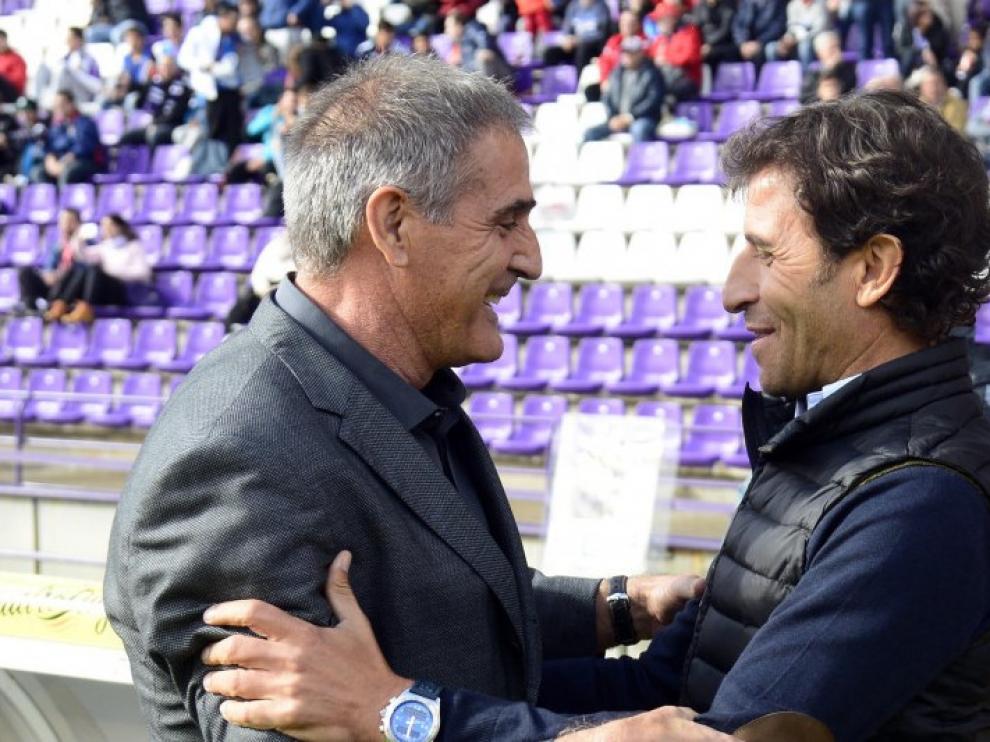 Paco Herrera y Milla se abrazan antes del partido