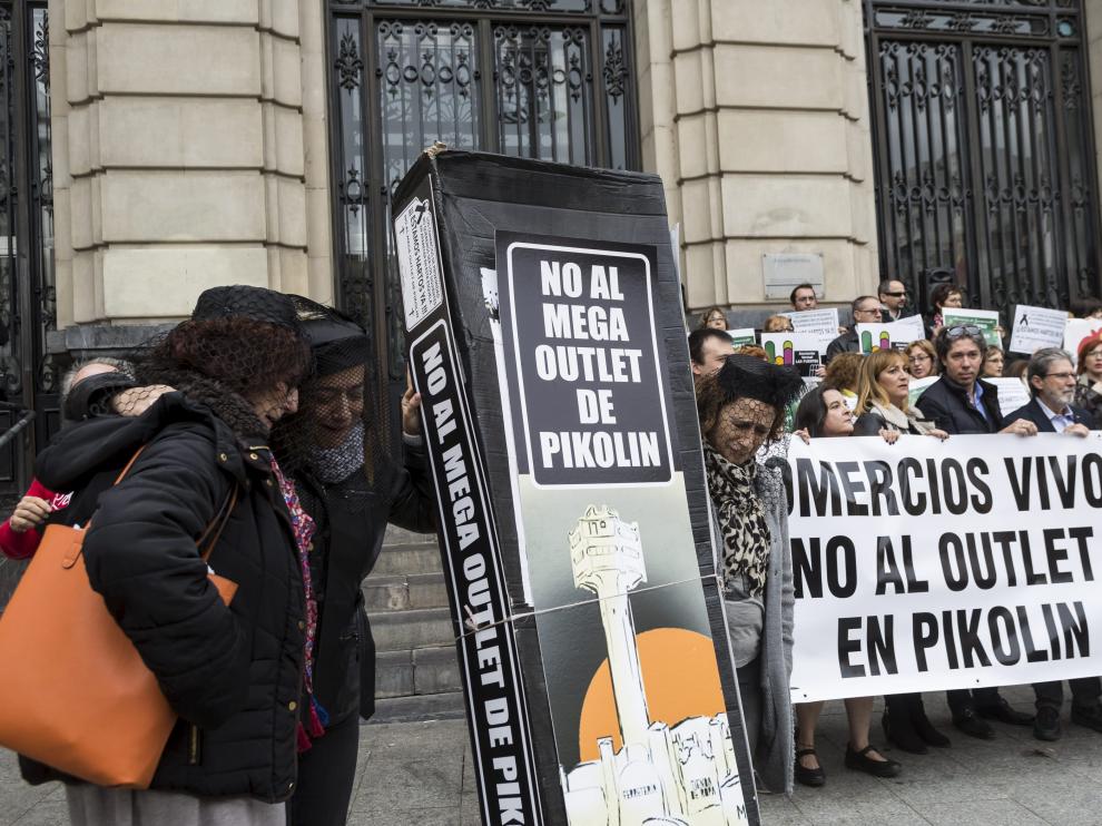 Los comerciantes simularon el funeral del pequeño comercio