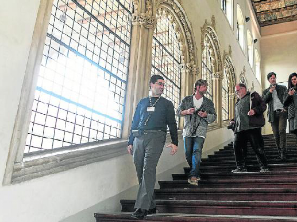 Joe Abel y Bob Craft, segundo y tercero por la izquierda, ayer en la Aljafería, de visita en busca de escenarios para el cine