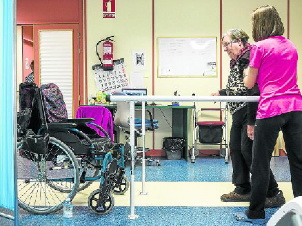 Una paciente recibe una sesión de fisioterapia para recuperar las funciones y movimientos perdidos tras sufrir un ictus.