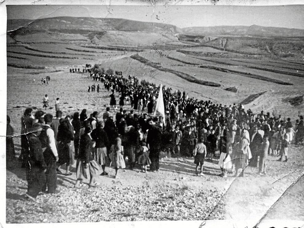 Imagen de 1953 de la cuesta de la Parada, donde se juntaban quienes participaban en la romería a Estercuel.