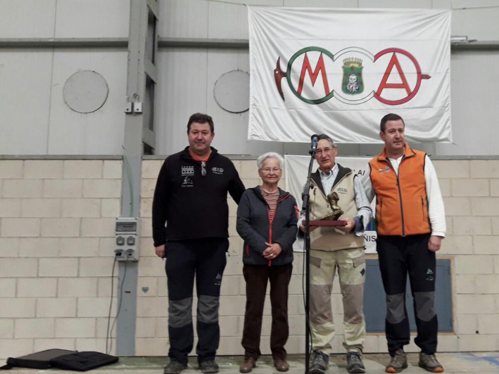Los senderistas en Alquézar y los hermanos Masgrau con la viuda de Lerín entregando el premio a Pedro Escartín.