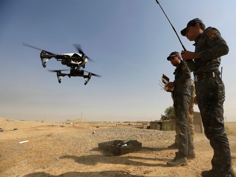 Miembros de las fuerzas iraquíes manejan un dron a las afueras de Mosul