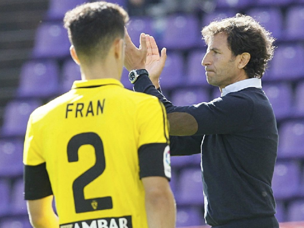 Luis Milla aplaude a sus jugadores, con Fran delante del banquillo, en un momento del partido de este domingo en Valladolid.