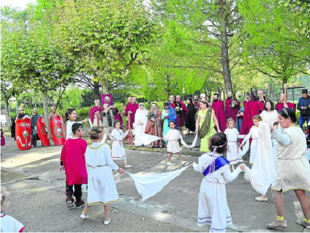 Niños y mayores participaron ayer en un desfile desde el parque