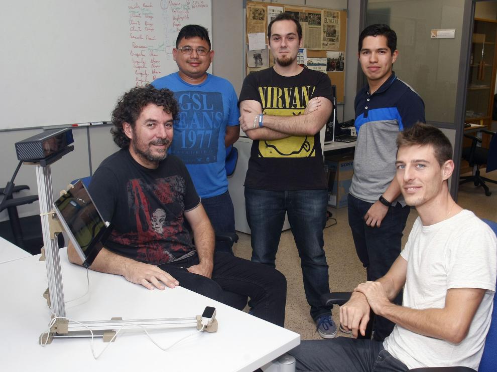 El director de la investigación, Miguel Cazorla (i), posa con parte del equipo de investigadores que han participado en el proyecto