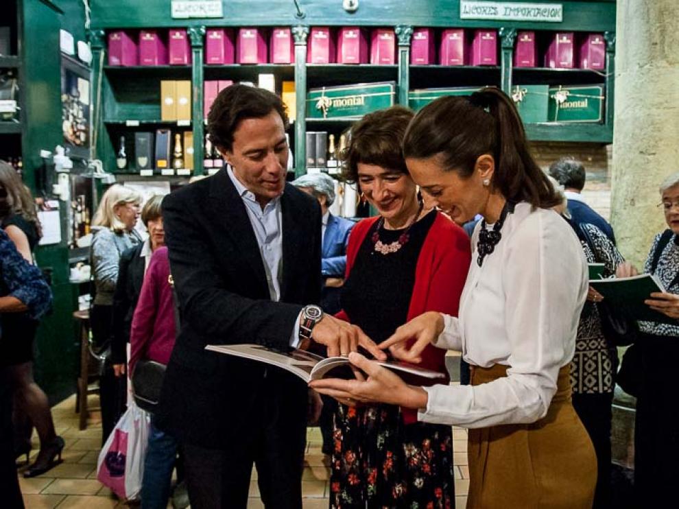 Nacho Montal, Eva Armisén y María Montal, hojeando el catálogo navideño de 2016.
