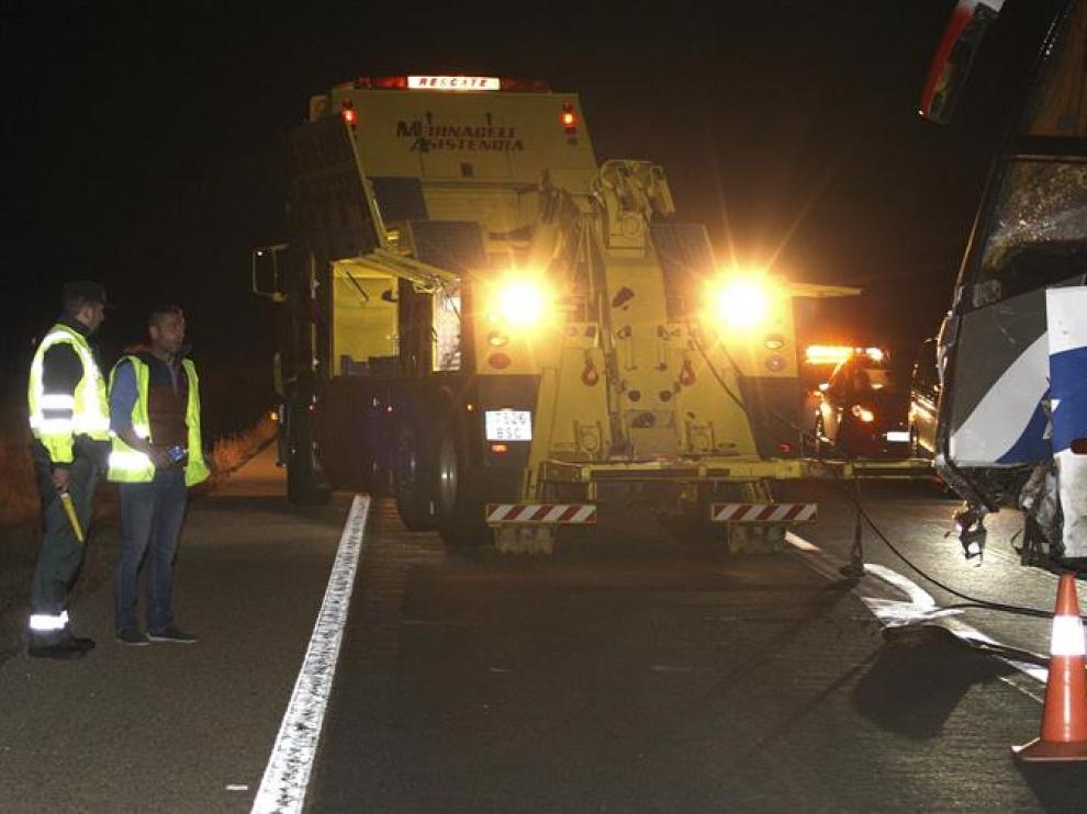 El autobús con el golpe en el lado del conductor donde impactó el turismo.