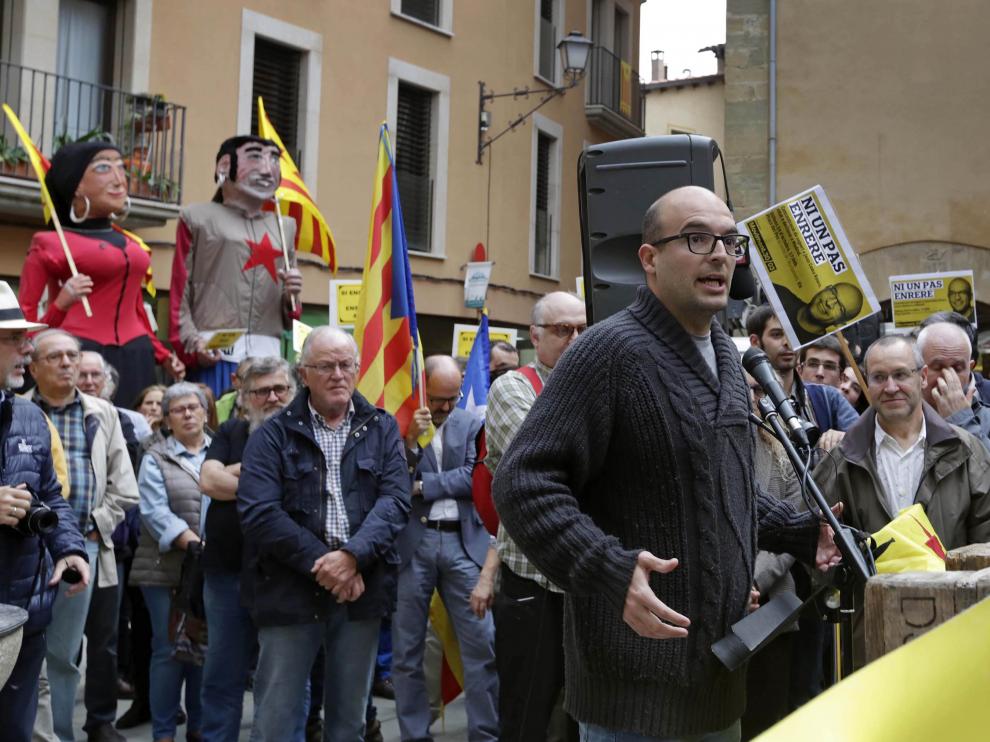 El regidor de la CUP, Joan Coma, quien ha ignorado hoy la citación de la Audiencia Nacional para ir a declarar por un delito de "sedición", agradece el apoyo ciudadano que ha recibido esta tarde en Vic.