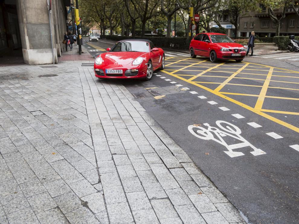 Solo los propietarios pueden invadir momentáneamente el carril bus para acceder a sus garajes.