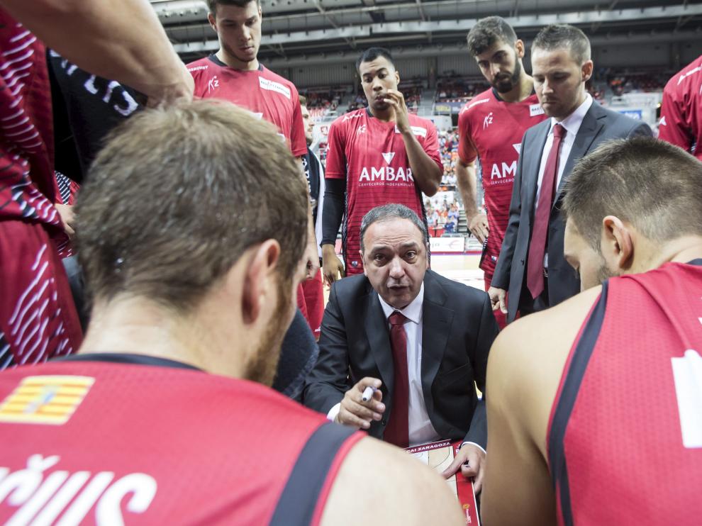 Andreu Casadevall, entrenador del Tecnyconta Zaragoza, da instrucciones a sus jugadores.