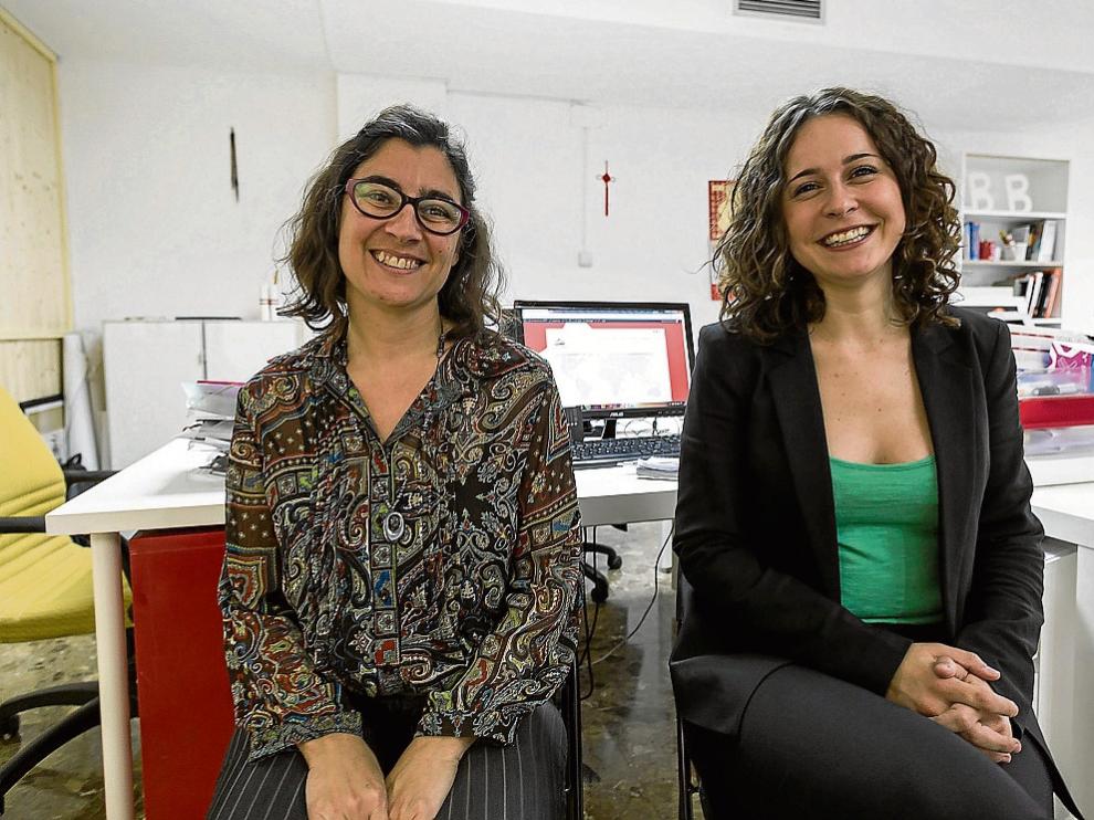 Begoña Arenaz y María Cortés en la sede de Enclavechina en el centro de Zaragoza.