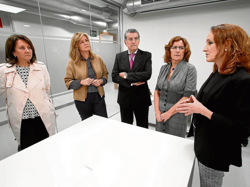 La diputada del PP Rosa Plantagenet-Whyte; la directora general de Fundación CAI, María González; los consejeros de Sanidad y Derechos Sociales, Sebastián Celaya y M.ª Victoria Broto; y la presidenta de Afedaz, Rosa M.ª Cantabrana, ayer.