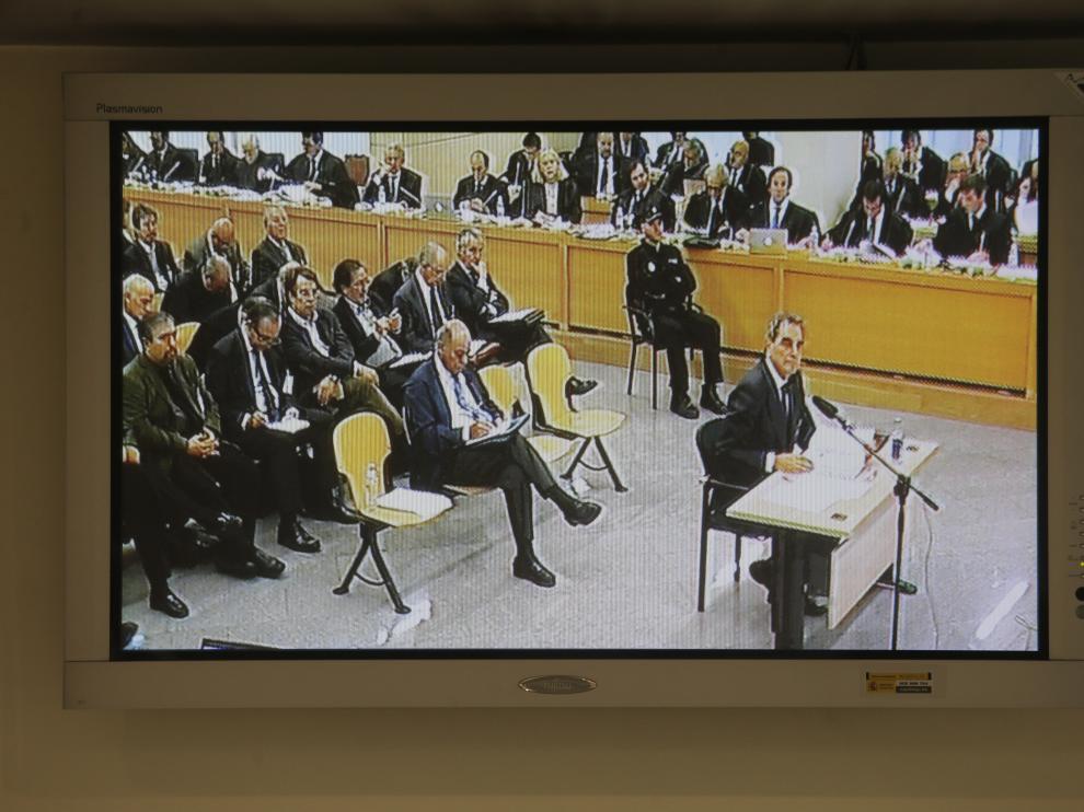 Declaración de Terceiro seguida desde una pantalla.