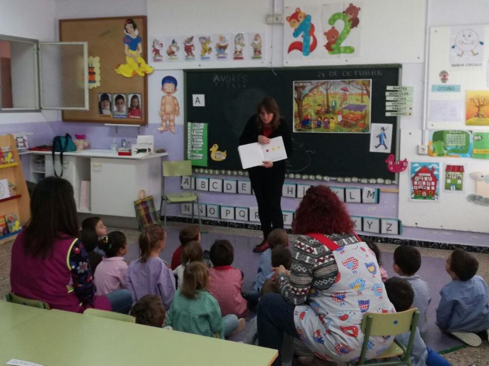 Sandra Araguás durante una de las sesiones en el colegio La Laguna.