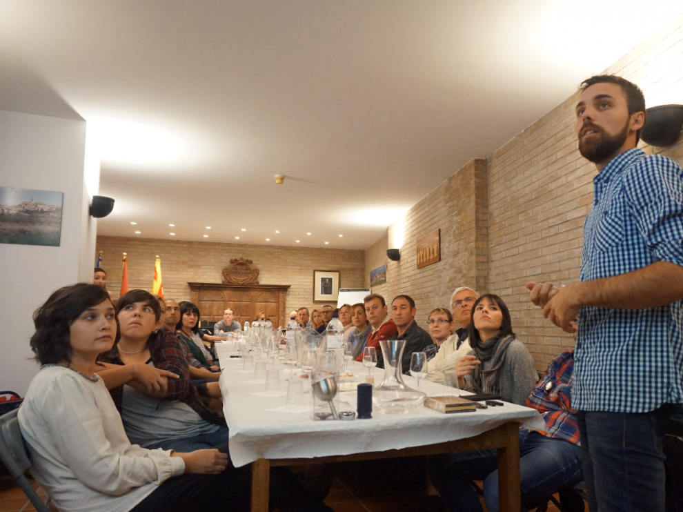 La edición pasada de la cata de vinos se celebró en el Ayuntamiento de Fonz.