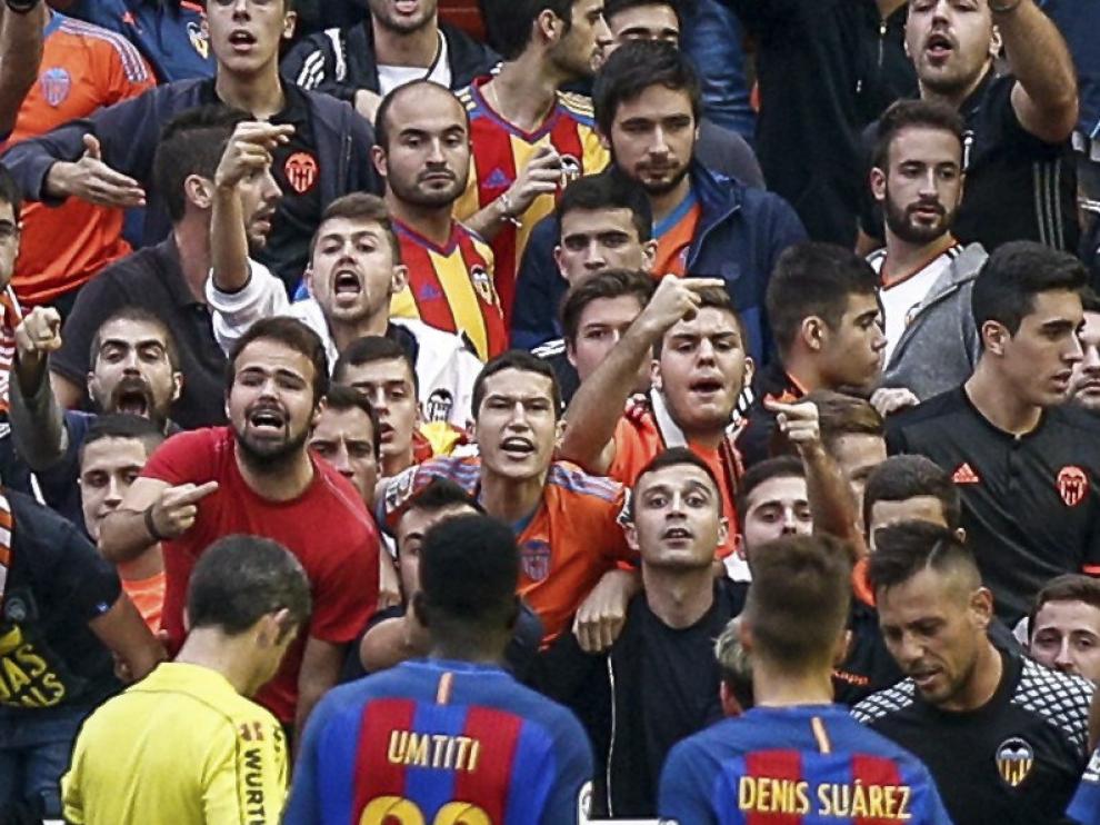 El delantero brasileño del FC Barcelona, Neymar (en el suelo), se duele de un objeto lanzado desde la grada
