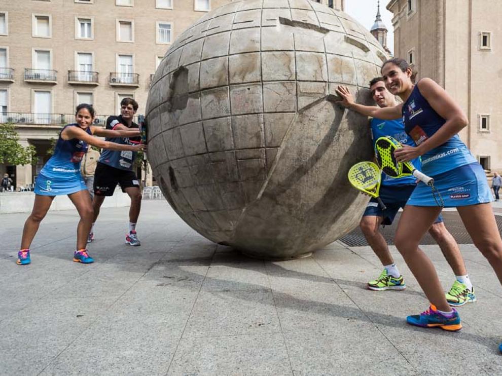 Las hermanas Alayeto, con Javier Concepción y José Antonio García Diestro, en la plaza del Pilar, en la presentación del World Pádel Tour.