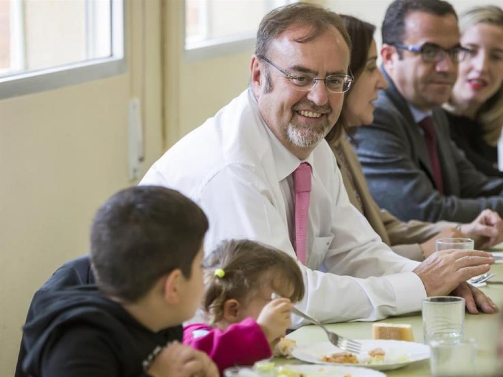 El consejero de Educación, Fernando Rey, visita el nuevo comedor del Centro de Educación Infantil y Primaria 'Cristóbal Colón'.