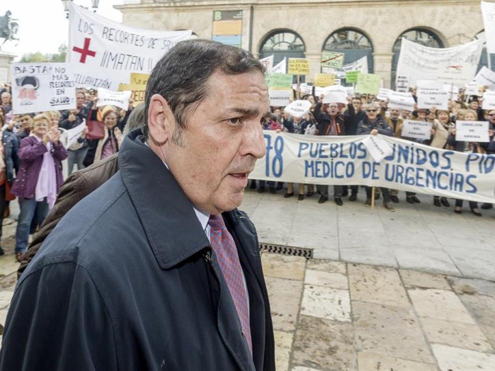 El consejero de Sanidad de Castilla y León, Antonio María Sáez, a su llegada a la Diputación de Burgos donde unos manifestantes han protestado por la falta de médicos en la provincia.