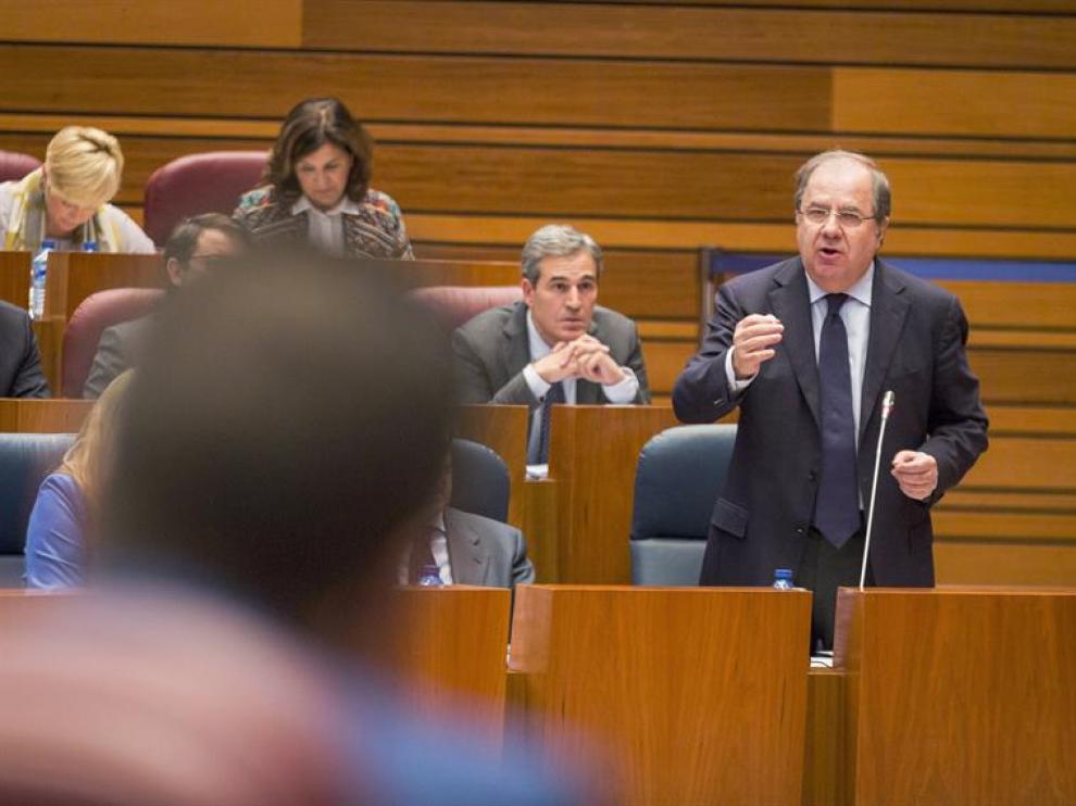 El presidente de la Junta, Juan Vicente Herrera durante su intervención en el pleno de las Cortes de Castilla y León que se celebra hoy en Valladolid.