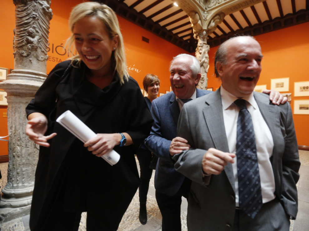 La consejera de Economía del Gobierno de Aragón, Marta Gastón, con sus predecesores en el cargo Francisco Bono y Eduardo Bandrés, tras la presentación del informe de Funcas.
